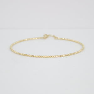 Pulsera rígida de bolitas en oro amarillo 14k.