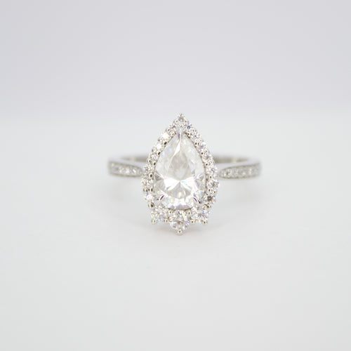 Anillo en oro blanco 14k con moissanitas.