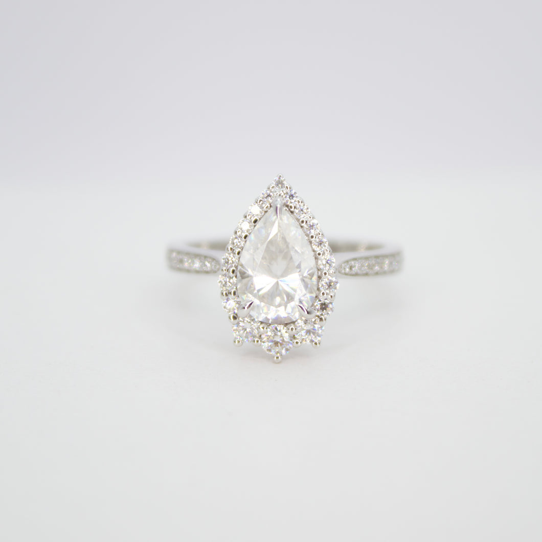 Anillo en oro blanco 14k con moissanitas.