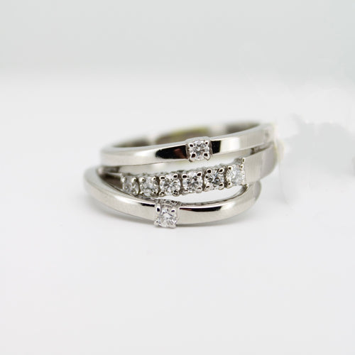Anillo en oro blanco 14k con diamantes.