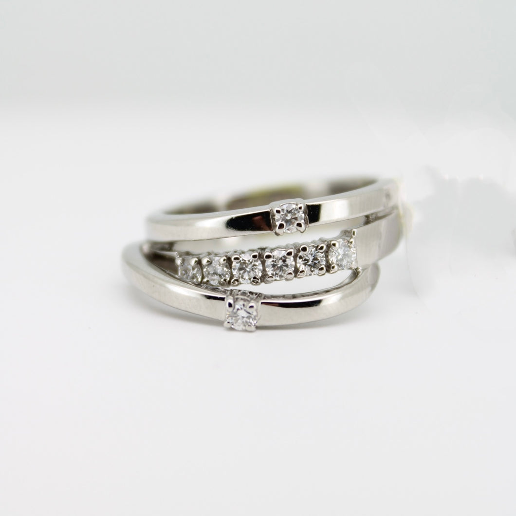 Anillo en oro blanco 14k con diamantes.