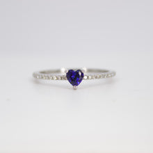 Cargar imagen en el visor de la galería, Anillo en oro blanco 14k con zafiro y diamantes.