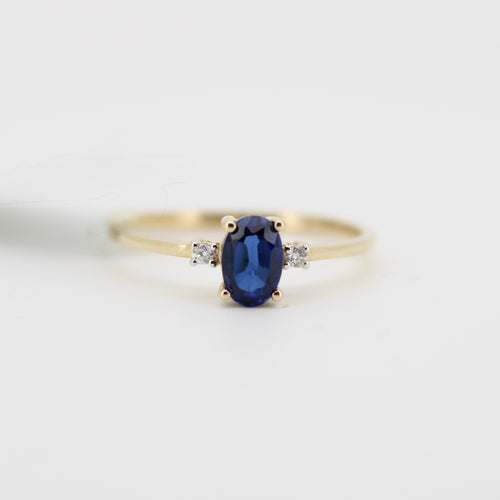 Anillo oro amarillo 14k con zafiro y diamantes.