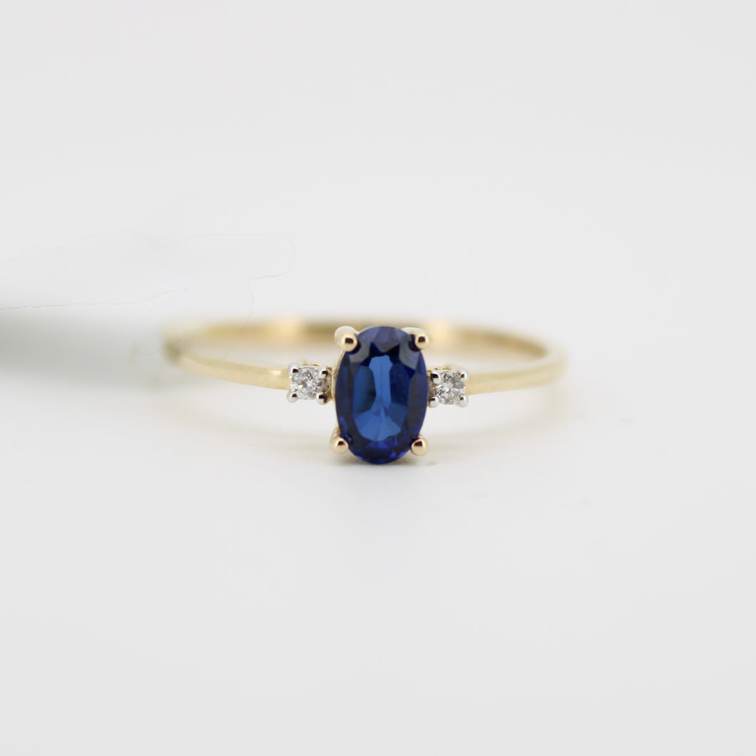 Anillo oro amarillo 14k con zafiro y diamantes.