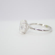 Cargar imagen en el visor de la galería, Anillo en oro blanco 14k con moissanitas.