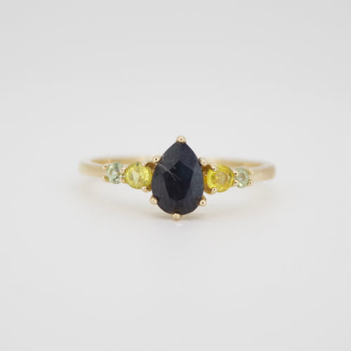 Anillo en oro amarillo con zafiro,citrino y amatista verde.