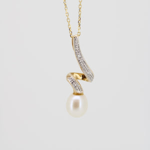 Juego en oro amarillo 14k con peras y diamantes.