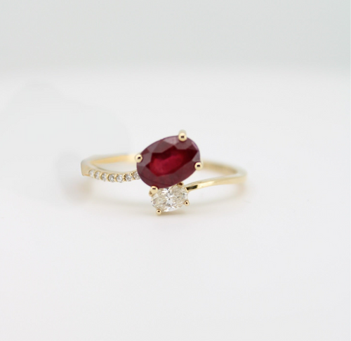 Anillo oro amarillo 14k con rubí y diamantes