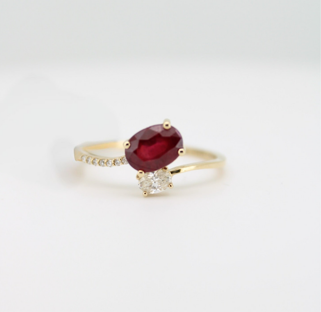 Anillo oro amarillo 14k con rubí y diamantes