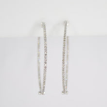 Cargar imagen en el visor de la galería, Arracadas en oro blanco 14k con diamantes.