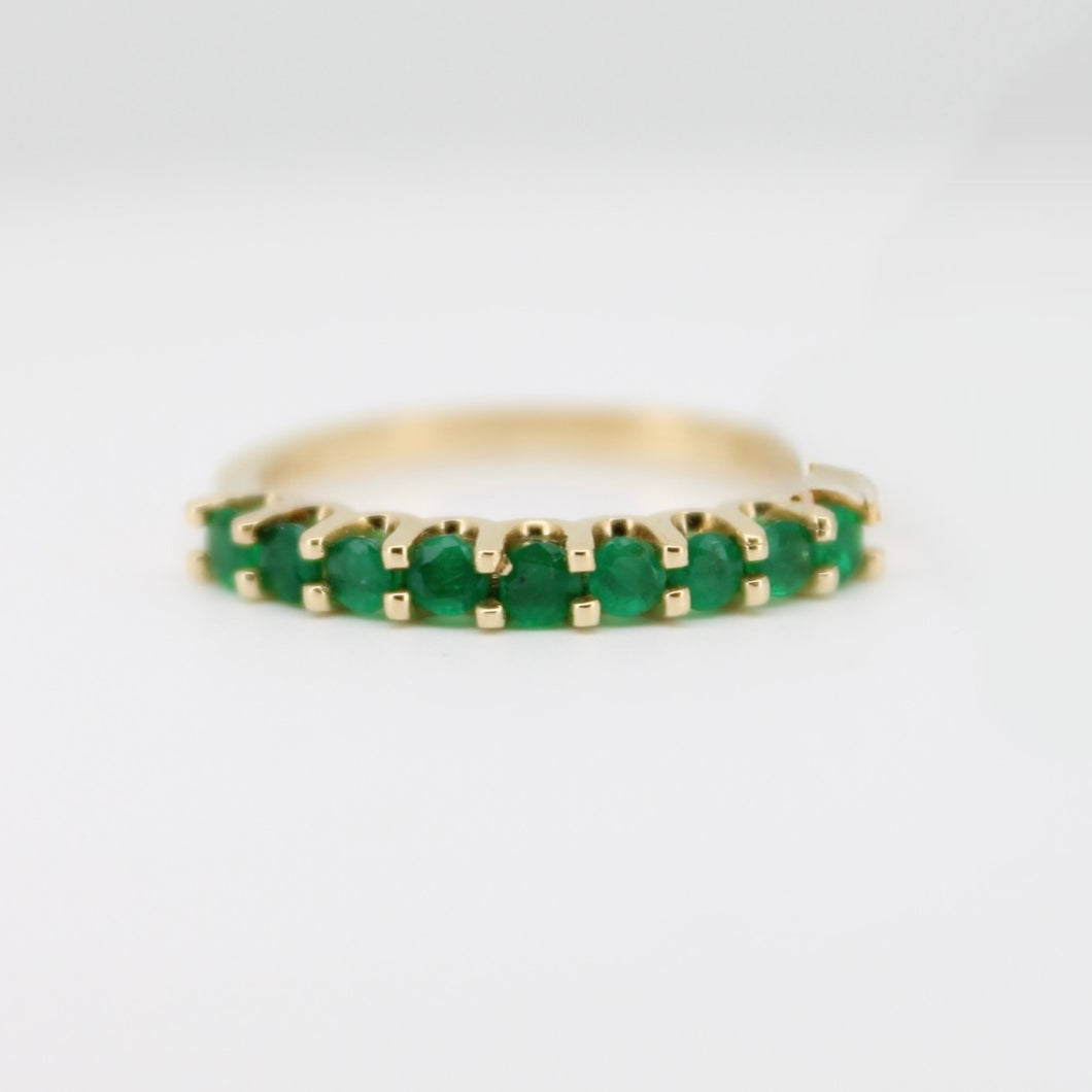Churumbela en oro amarillo 14k con esmeraldas.