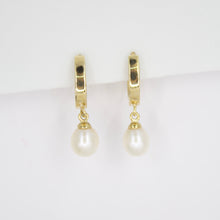 Cargar imagen en el visor de la galería, Aretes en oro amarillo 14k con perlas.