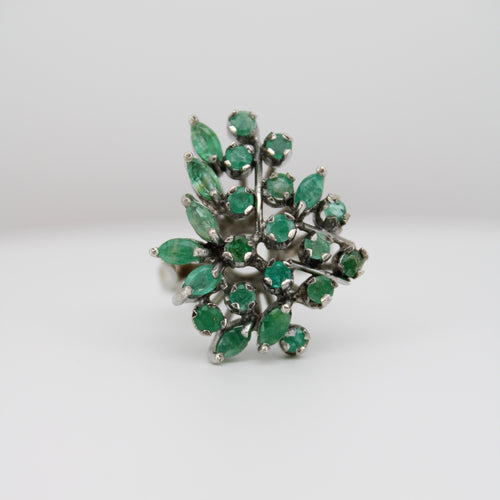 Anillo en paladio con esmeraldas.
