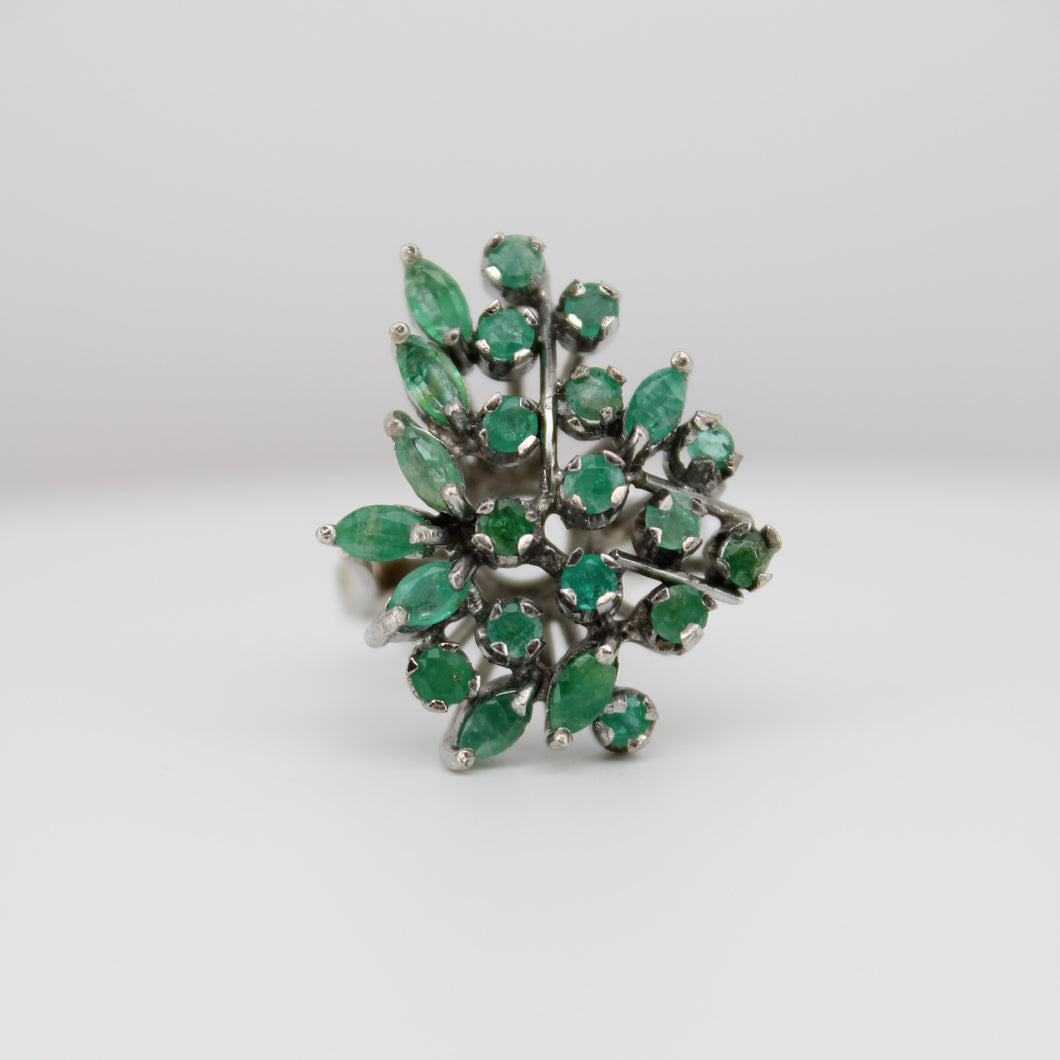 Anillo en paladio con esmeraldas.