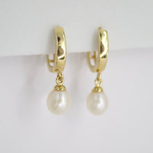 Cargar imagen en el visor de la galería, Aretes en oro amarillo 14k con perlas.
