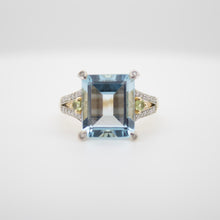 Cargar imagen en el visor de la galería, Anillo fabricado en oro amarillo 14k, con topacio, peridotos y diamantes