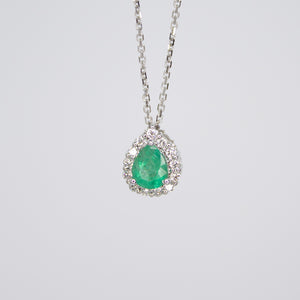 Gargantilla en oro blanco 14k con esmeralda y diamantes.