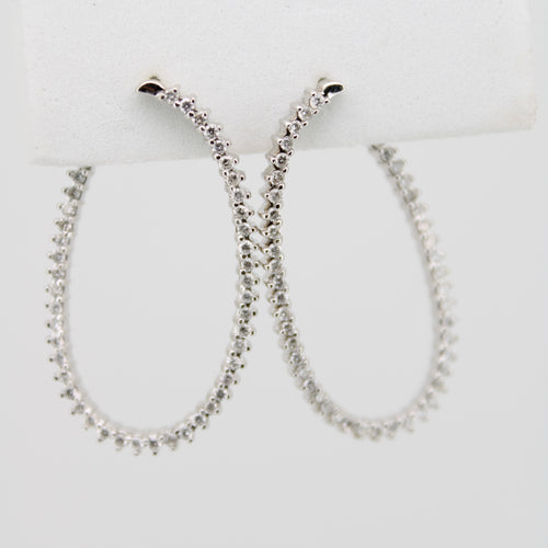 Aretes en oro blanco 14k con diamantes.