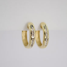 Cargar imagen en el visor de la galería, Arracadas en oro amarillo 14k con diamantes.