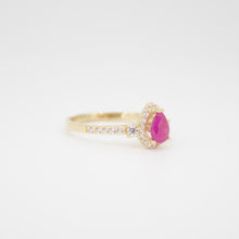 Cargar imagen en el visor de la galería, Anillo en oro amarillo 14k con Rubí y zirconia.