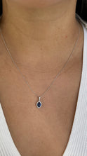 Cargar imagen en el visor de la galería, Gargantilla en oro blanco 14k con zafiro y diamantes.
