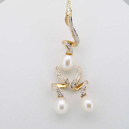 Juego en oro amarillo 14k con peras y diamantes.