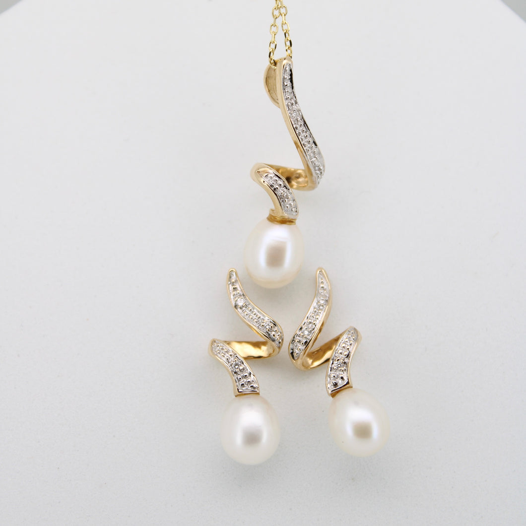 Juego en oro amarillo 14k con peras y diamantes.