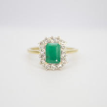 Cargar imagen en el visor de la galería, Anillo oro amarillo 14k con esmeralda y diamantes.
