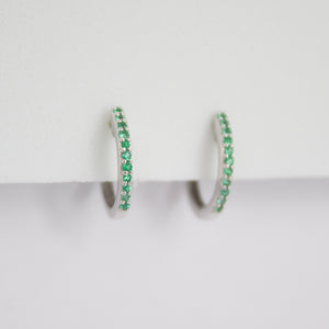 Arracadas en oro blanco 14k con esmeralda.