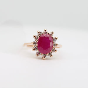 Anillo en oro rosa 14k con rubí y diamantes.
