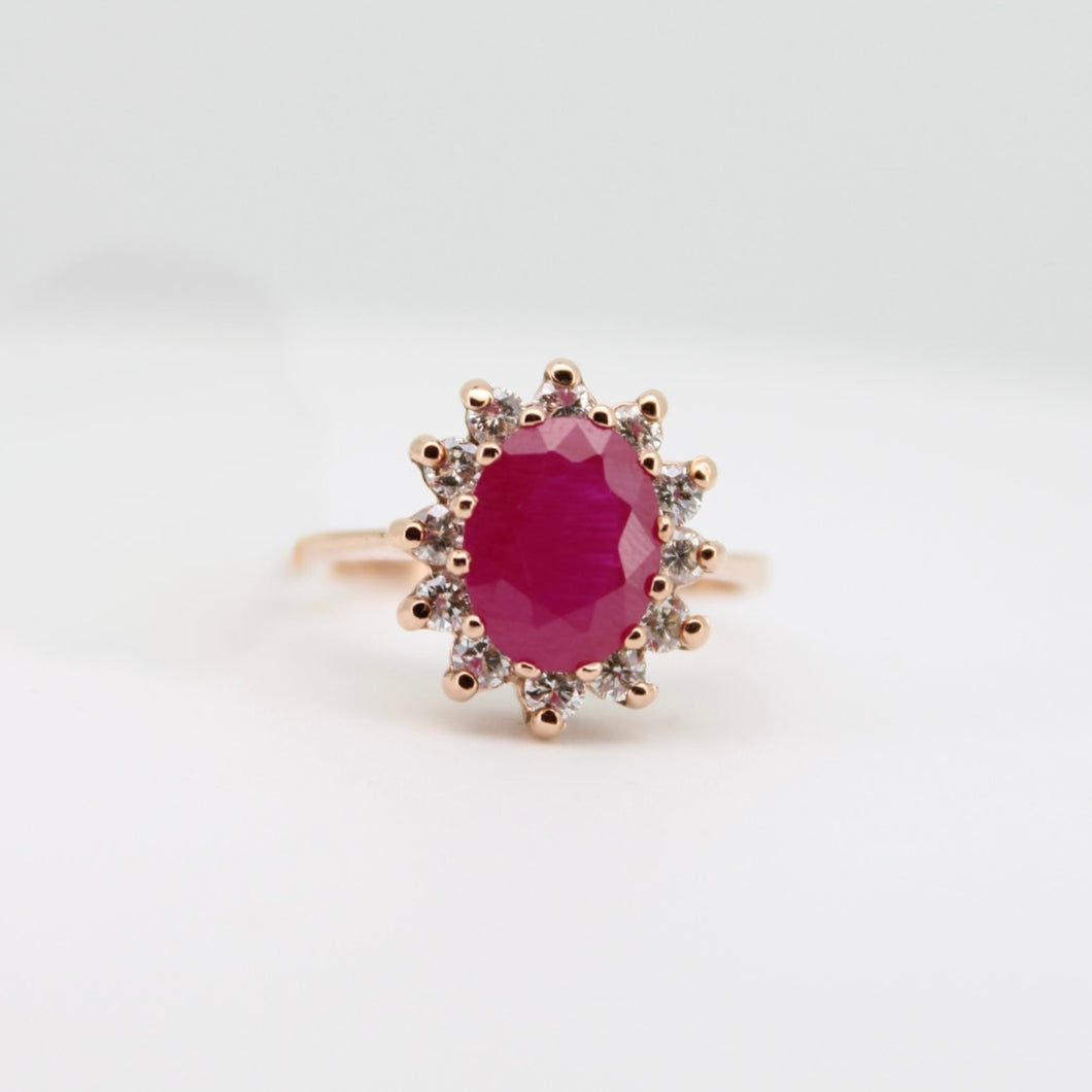 Anillo en oro rosa 14k con rubí y diamantes.
