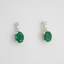 Cargar imagen en el visor de la galería, Aretes en oro blanco 14k con esmeraldas y diamantes.