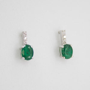 Aretes en oro blanco 14k con esmeraldas y diamantes.