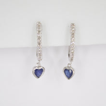 Cargar imagen en el visor de la galería, Aretes en oro blanco 14k con diamantes y zafiros.