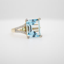 Cargar imagen en el visor de la galería, Anillo fabricado en oro amarillo 14k, con topacio, peridotos y diamantes