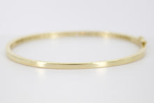Cargar imagen en el visor de la galería, Brazalete rígido en oro amarillo 14k con diamantes.