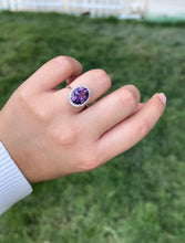 Cargar imagen en el visor de la galería, Anillo en oro blanco 14k con amatista y diamantes.