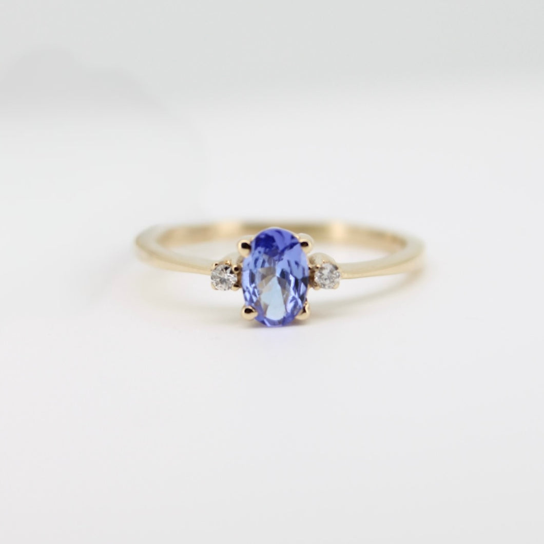 Anillo oro amarillo 14k con Tanzanita y diamantes.