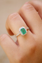 Cargar imagen en el visor de la galería, Anillo en oro amarillo 14k con esmeralda y diamantes.