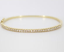 Cargar imagen en el visor de la galería, Brazalete rígido en oro amarillo 14k con diamantes.