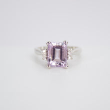 Cargar imagen en el visor de la galería, Anillo en oro blanco 14k con amatista y diamantes.