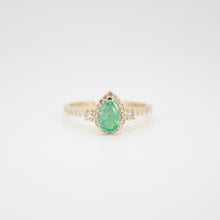 Cargar imagen en el visor de la galería, Anillo en oro amarillo 14k con esmeralda y zirconias.