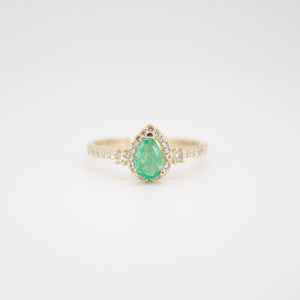Anillo en oro amarillo 14k con esmeralda y zirconias.