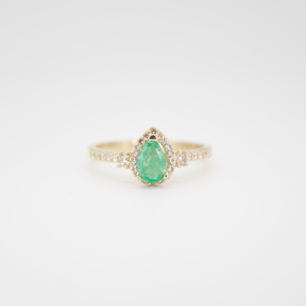 Anillo en oro amarillo 14k con esmeralda y zirconias.