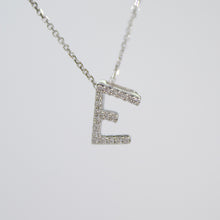 Cargar imagen en el visor de la galería, Gargantilla inicial E en oro blanco 14k con diamantes.