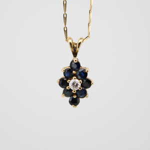 Dije en oro amarillo 14k con zafios y diamantes.