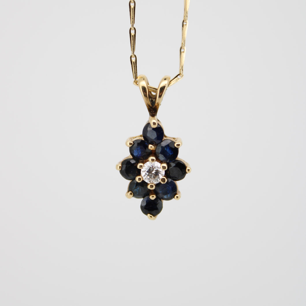Dije en oro amarillo 14k con zafios y diamantes.