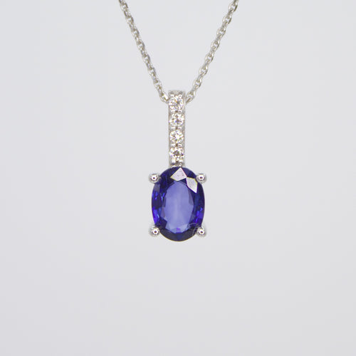 Gargantilla en oro blanco 14k con zafiro y diamantes.