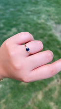 Cargar imagen en el visor de la galería, Anillo en oro amarillo 14k con zafiro y diamantes.