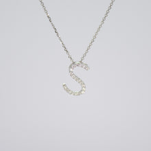 Cargar imagen en el visor de la galería, Gargantilla inicial S en oro blanco 14k con diamantes.